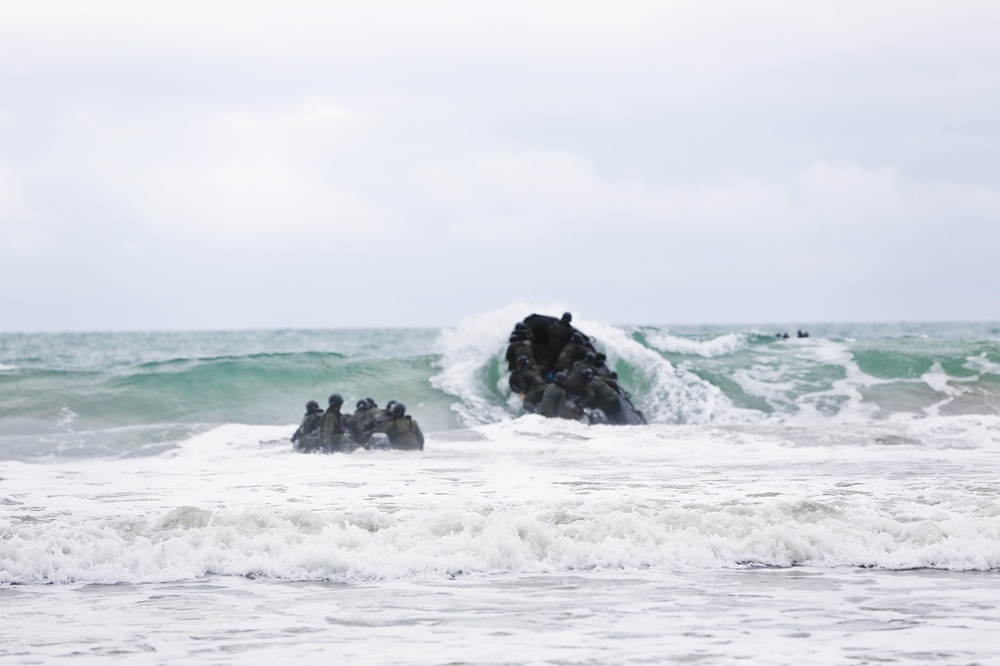 EWTGPAC, JGSDF train in Coronado bay