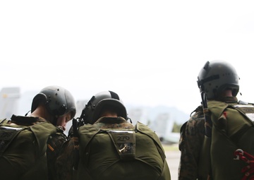 From the sky: Recon Marines conduct training in Hawaii