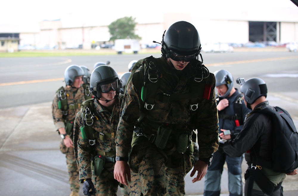 From the sky: Recon Marines conduct training in Hawaii