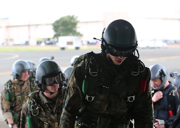From the sky: Recon Marines conduct training in Hawaii