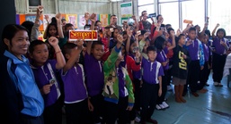 Thai children receive class from U.S. Marines