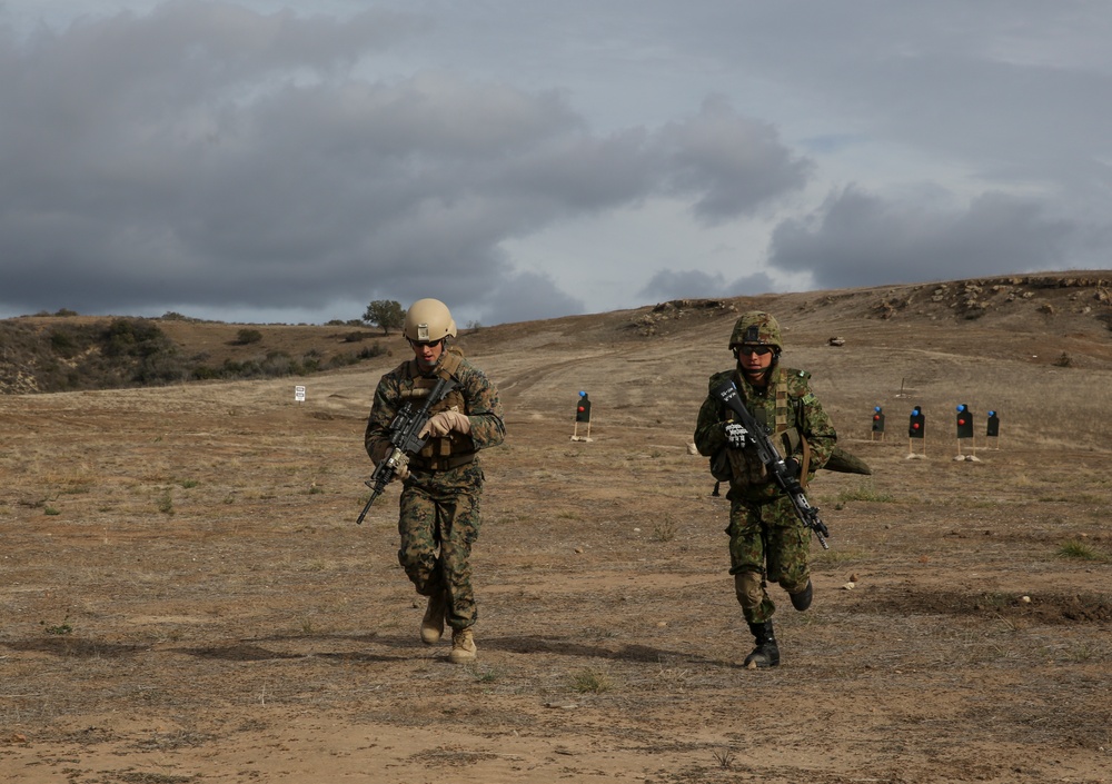 Marines train JGSDF on immediate-action drills