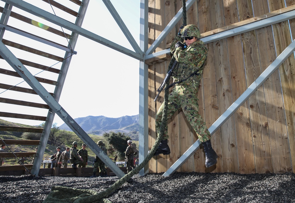 Marine train JGSDF on fast rope