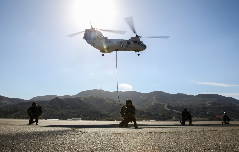 Marine train JGSDF on fast rope