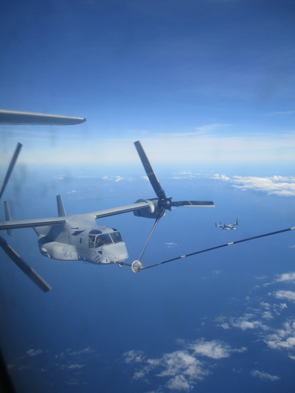 Ospreys refuel in mid-air en route to Singapore
