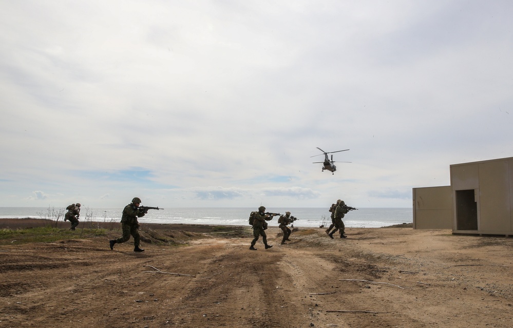 Marines train JGSDF in urban terrain raids