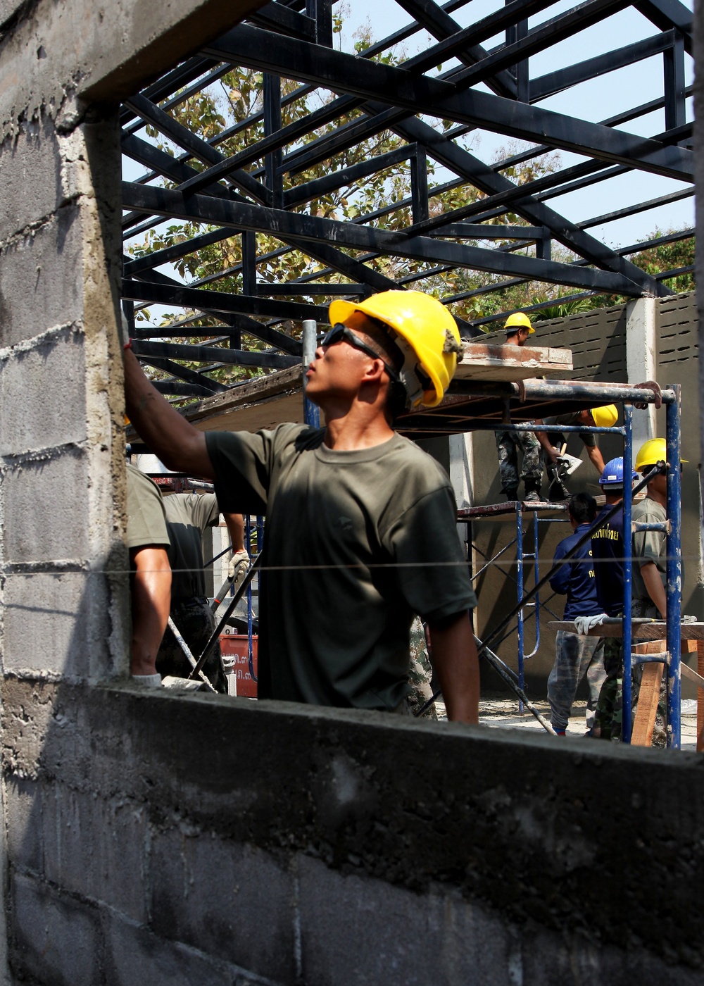 Multinational service members build school for Thai students