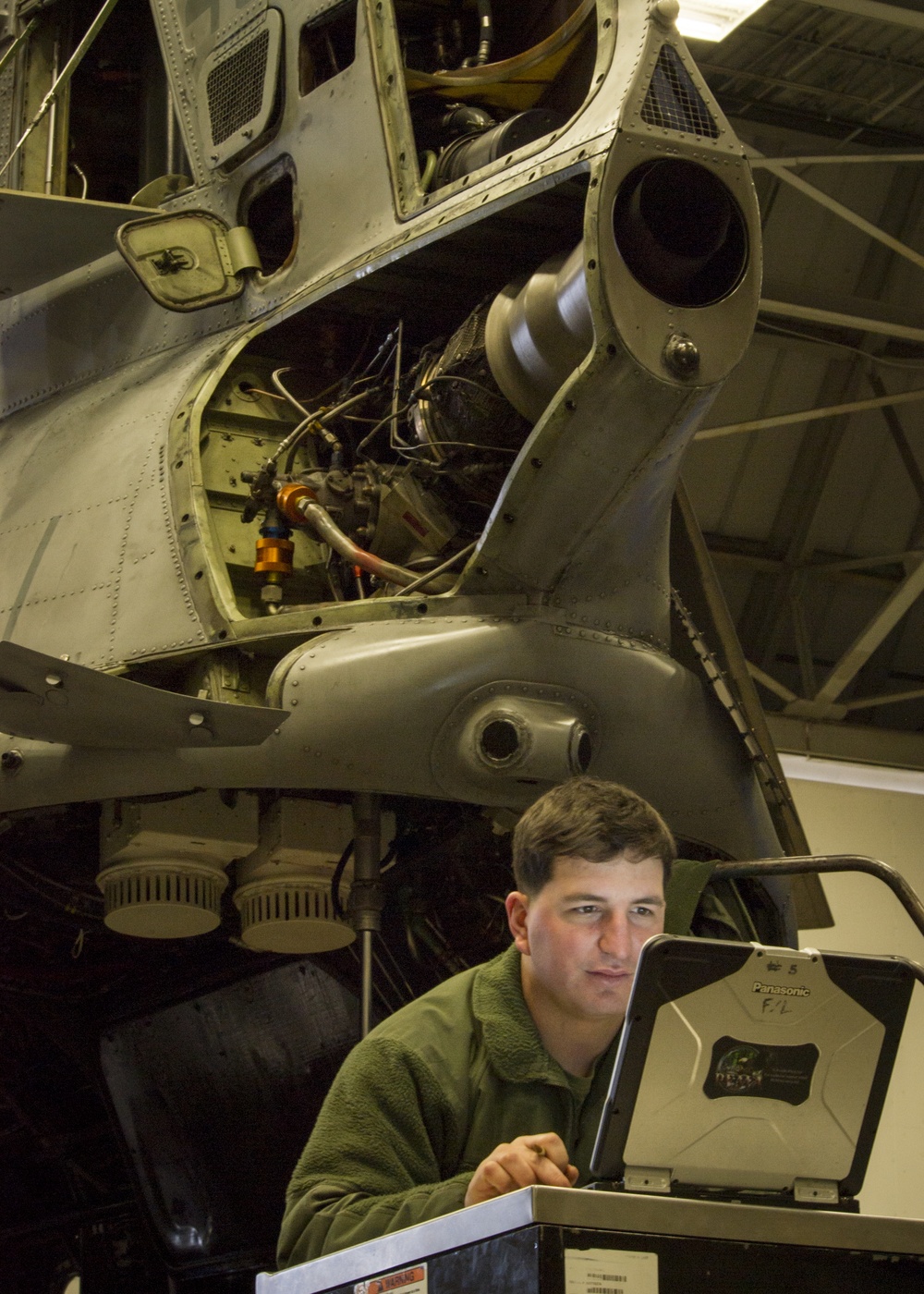 CH-46E face maintenance