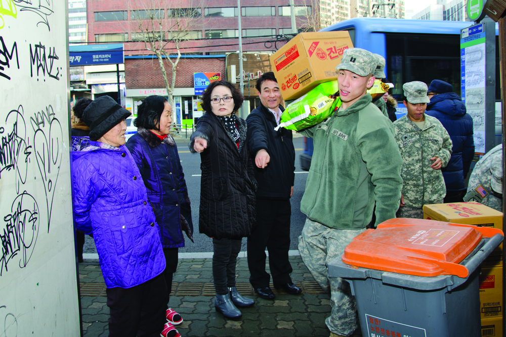 Lunar New Year volunteers deliver rice, friendship