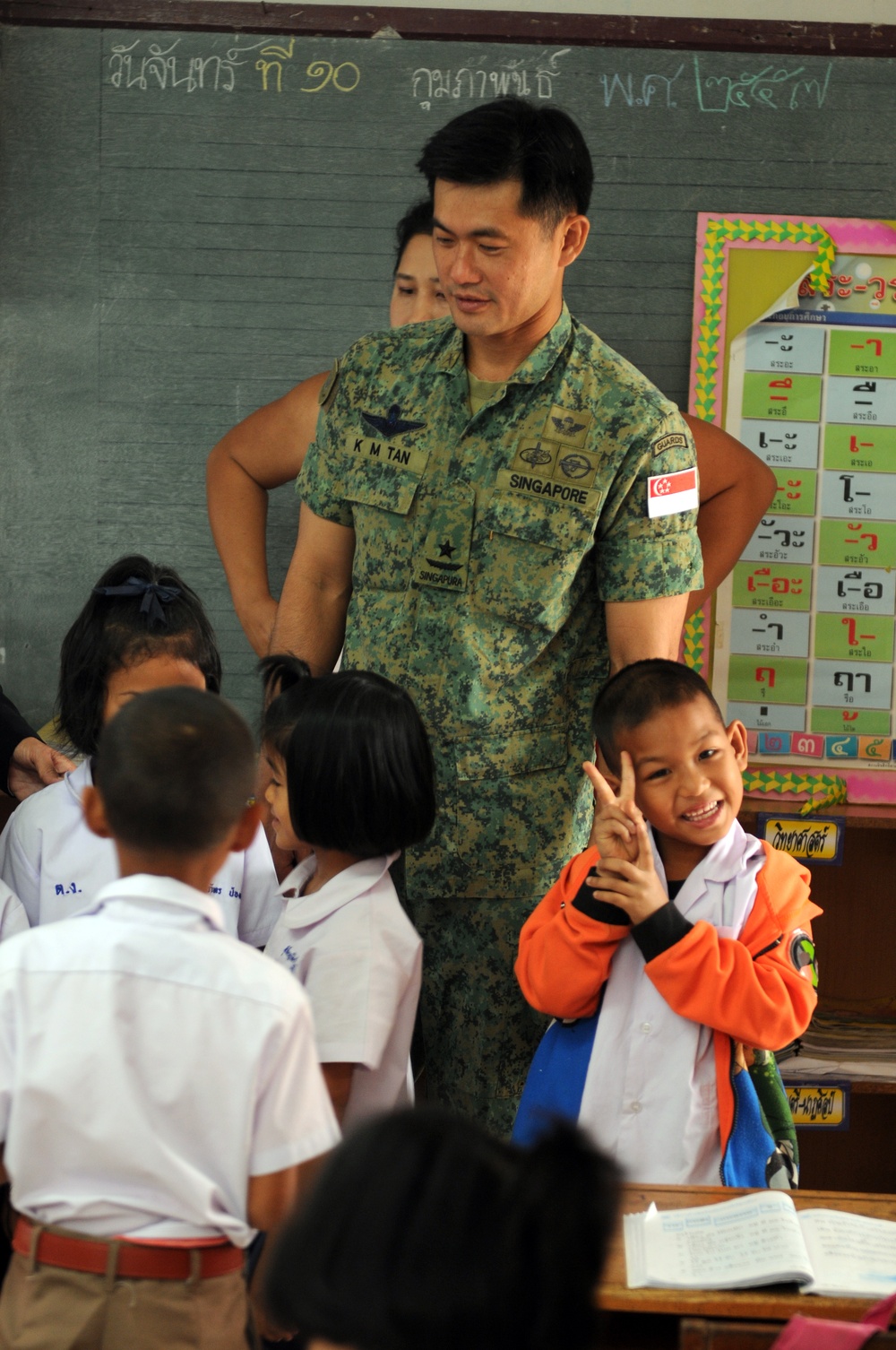 Singapore army general visits troops, students during Cobra Gold 14