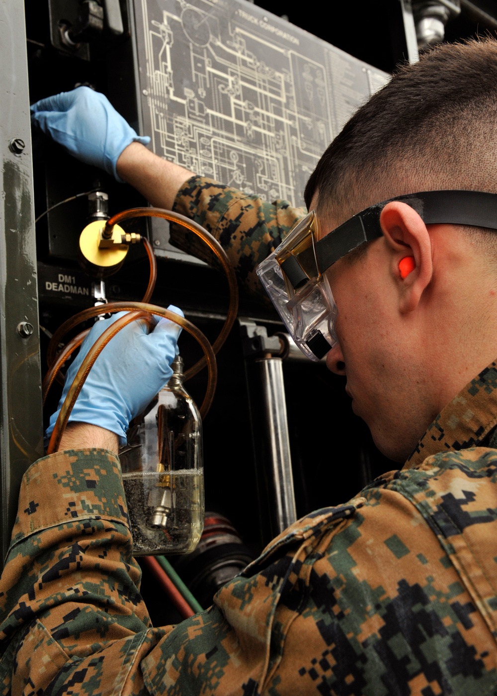 Airmen train Marines on aircraft refueling