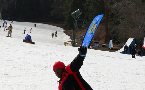 Single Marines go snowboarding with the SMP
