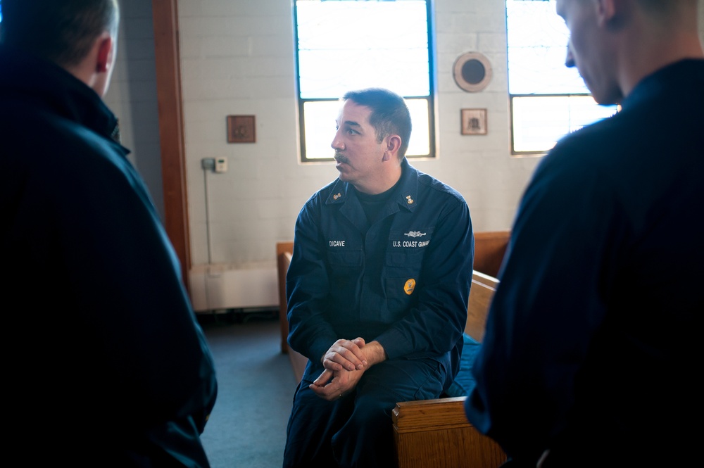 Reserve Rating Force Master Chief Petty Officer John DiCave meets with members of the boatswain's mate rate