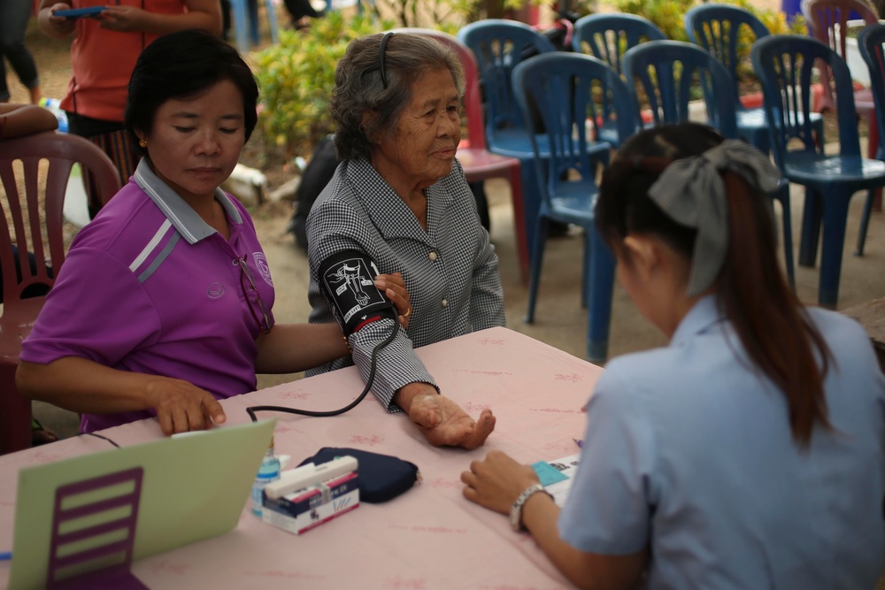 Thai children, families receive medical care during Cobra Gold 2014