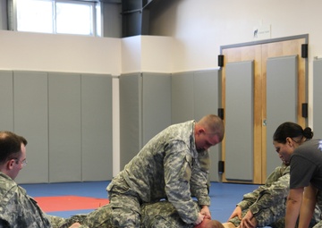 Soldiers learn basics of hand-to-hand combat