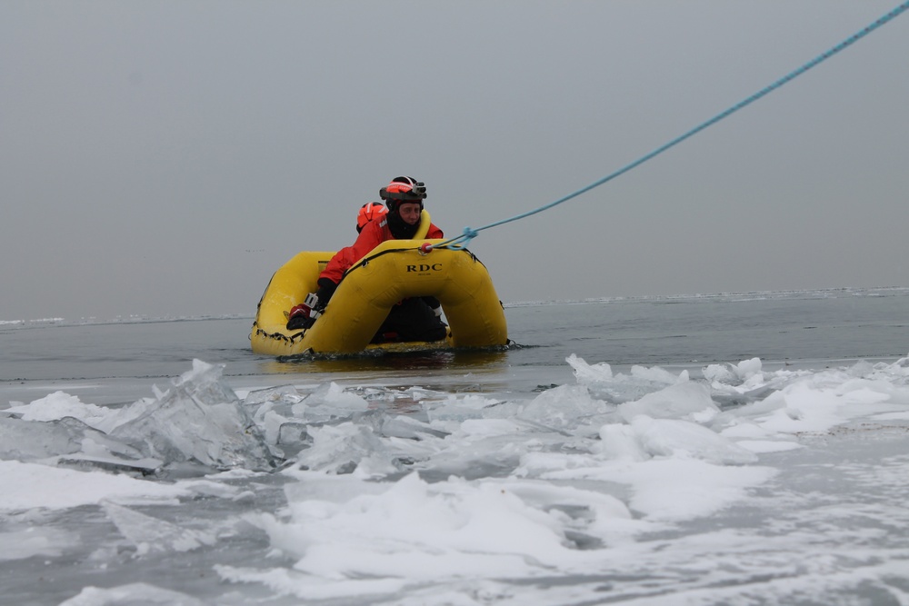 Joint-agency ice rescue training in Milwaukee