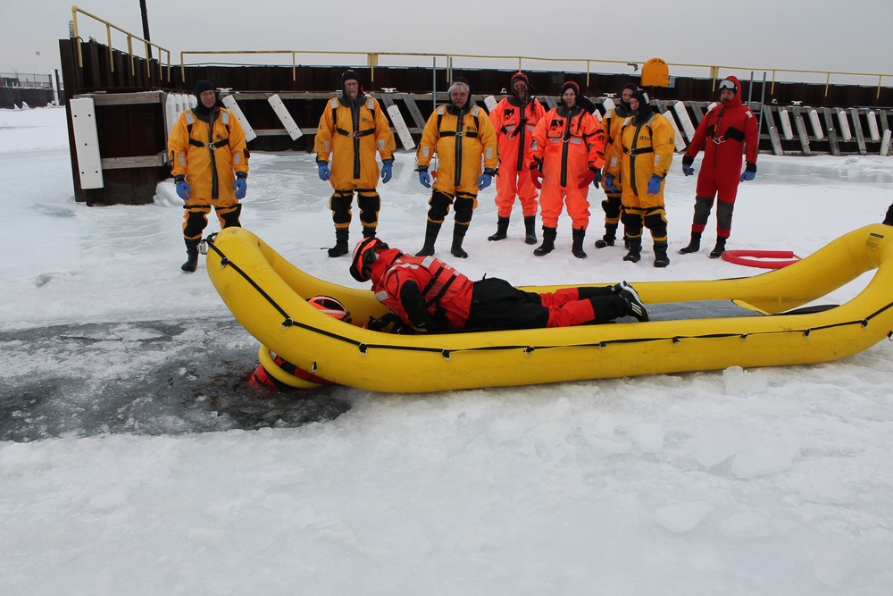 Joint-agency ice rescue training in Milwaukee