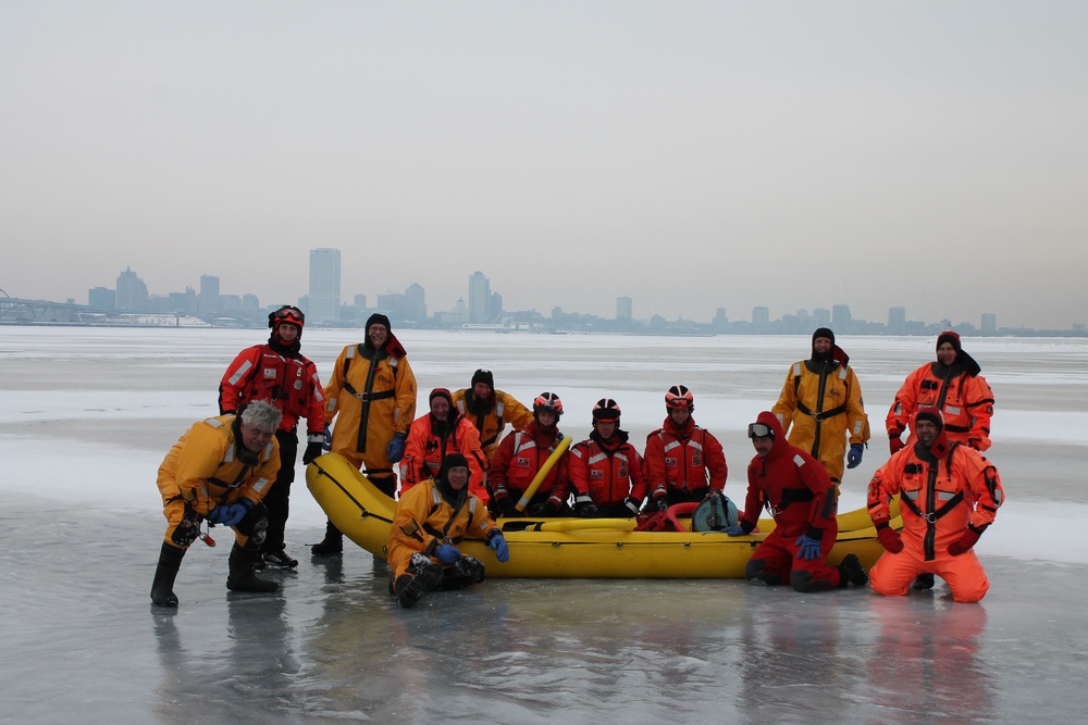 Joint-agency ice rescue training in Milwaukee