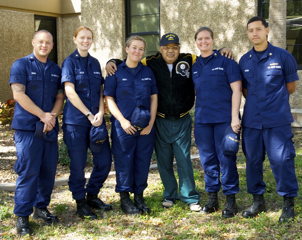 Coast Guard volunteers during National Salute to Hospitalized Veterans Week