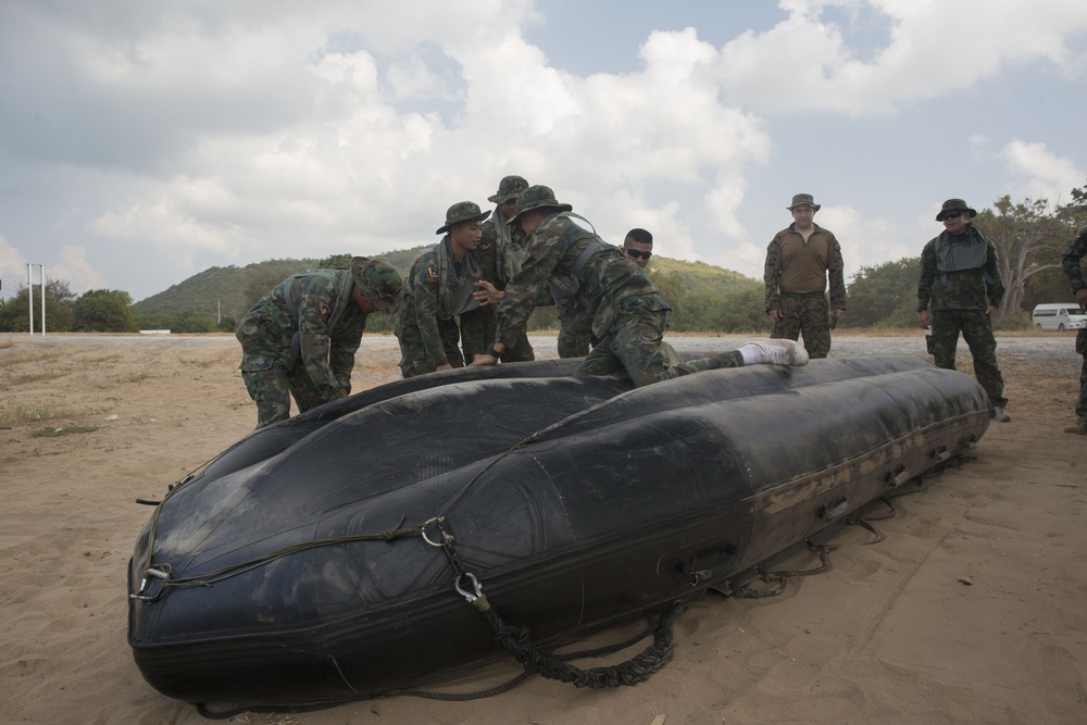 Thai, Korean and US Recon Marines Take Part in Small Boat Training