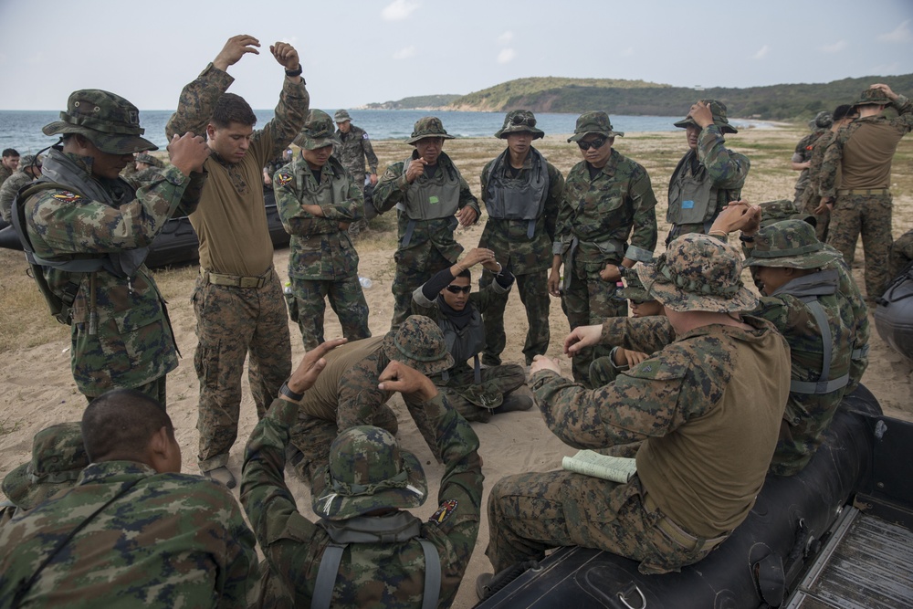 Thai, Korean and US Recon Marines Take Part in Small Boat Training