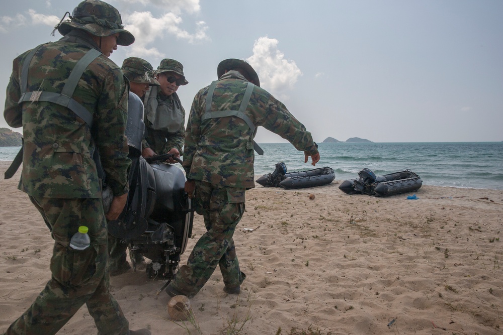 Thai, Korean and US Recon Marines Take Part in Small Boat Training