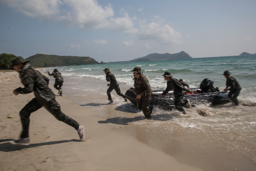 Thai, Korean and US Recon Marines Take Part in Small Boat Training