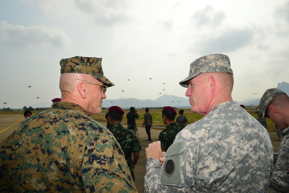MARFORPAC and USARPAC deputy commanders at Thai drop zone
