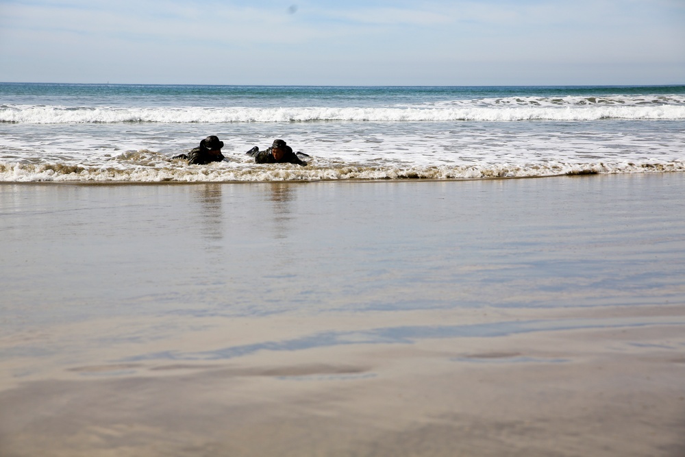 Recon Marines, JGSDF perform helocast, beach raid