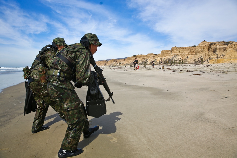 Recon Marines, JGSDF perform helocast, beach raid