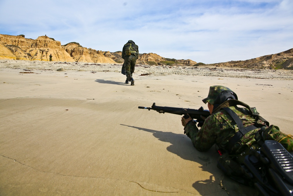 Recon Marines, JGSDF perform helocast, beach raid