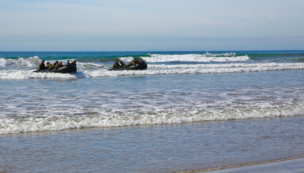 Recon Marines, JGSDF perform helocast, beach raid