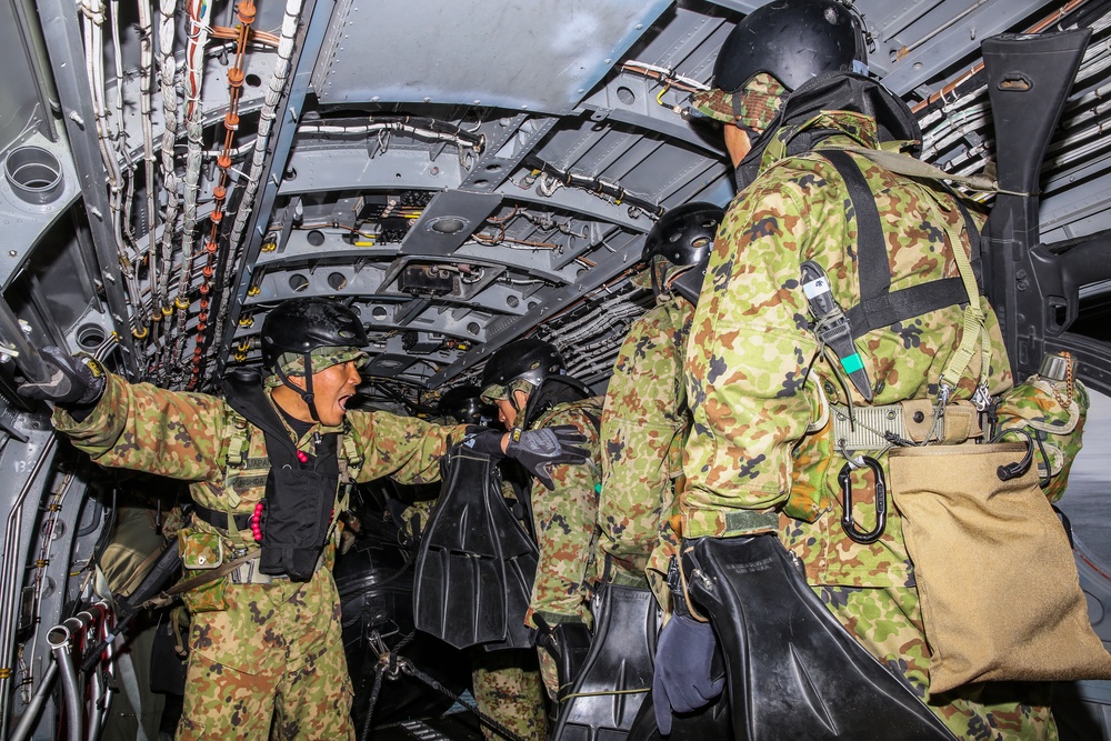 Marines, JGSDF conduct helocast training