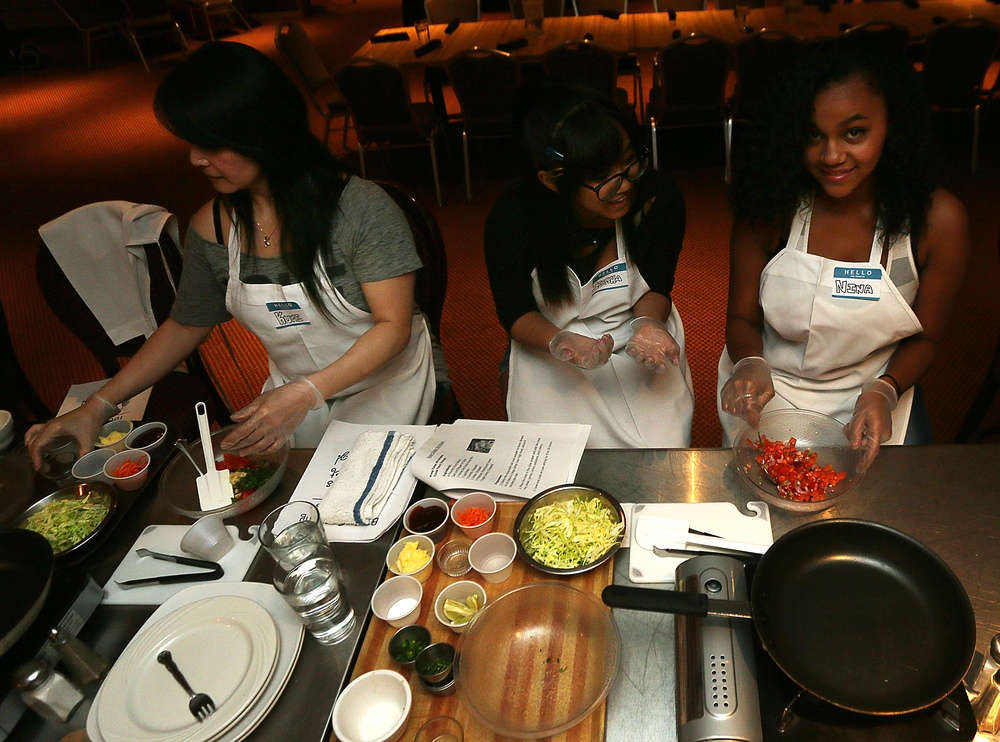 Cooking class introduces new recipes, friends