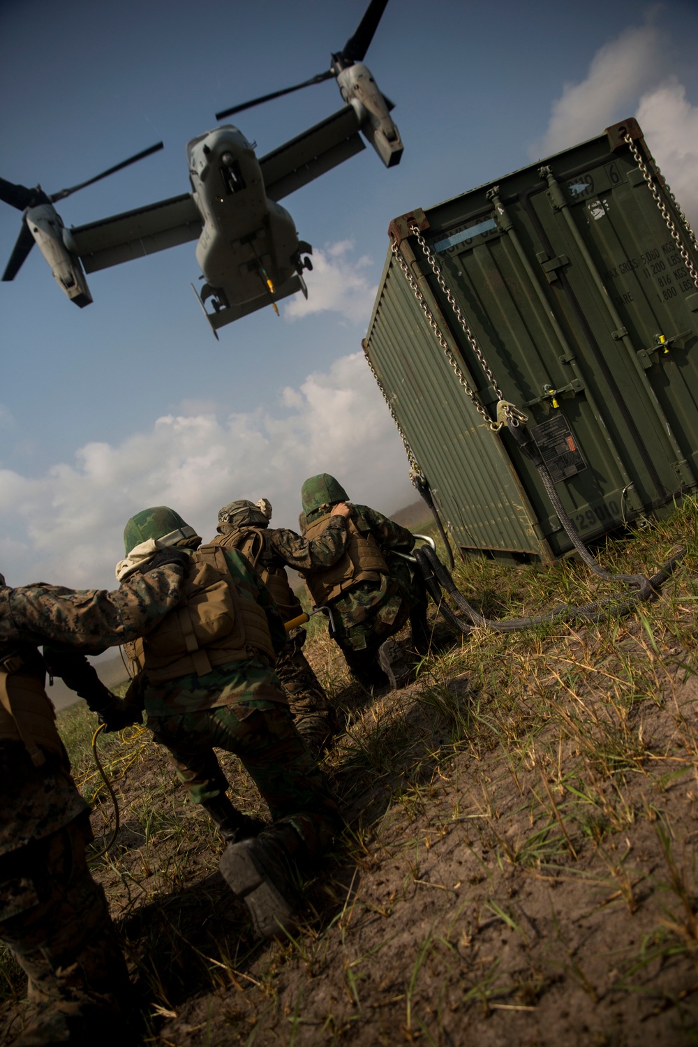 Royal Thai and U.S. Marines Conduct Bilateral External Lift Exercise