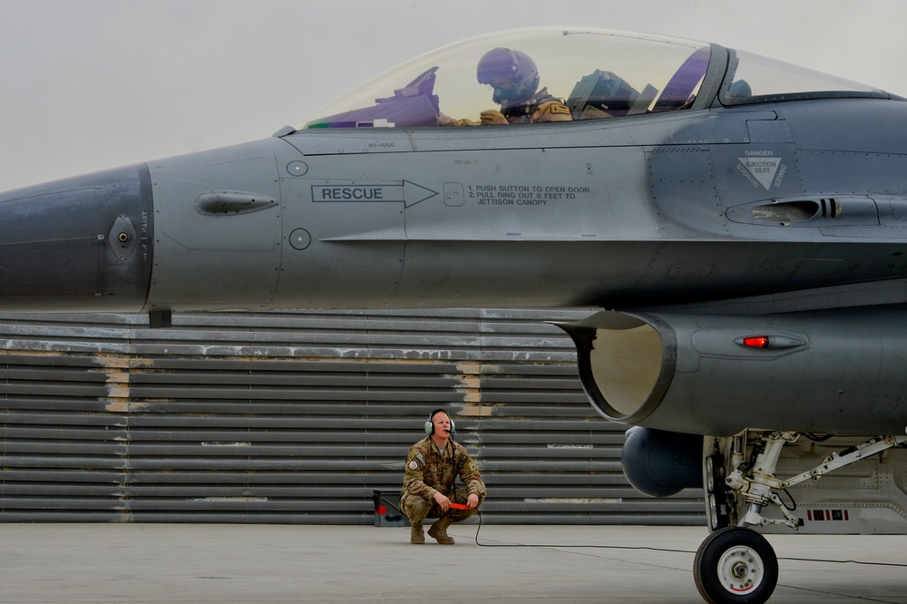 F-16 prepares for mission