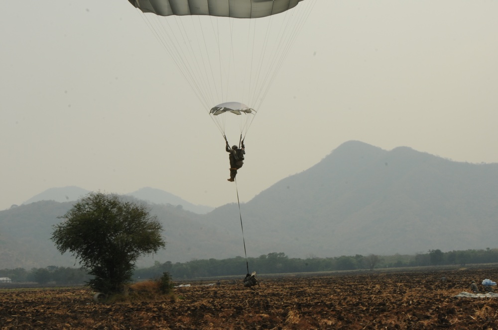 Spartan Brigade demonstrates quick response, airborne ability at Cobra Gold 2014