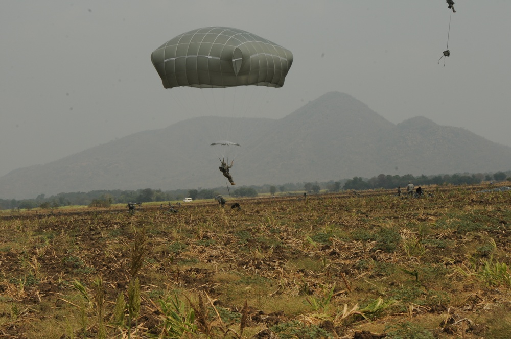 Spartan Brigade demonstrates quick response, airborne ability at Cobra Gold 2014