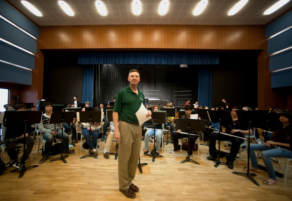 US Army bandsman partners with local school
