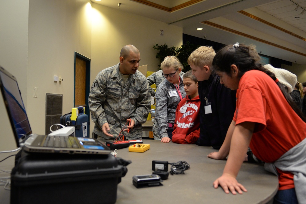 Altus AFB hosts STEM event for local students