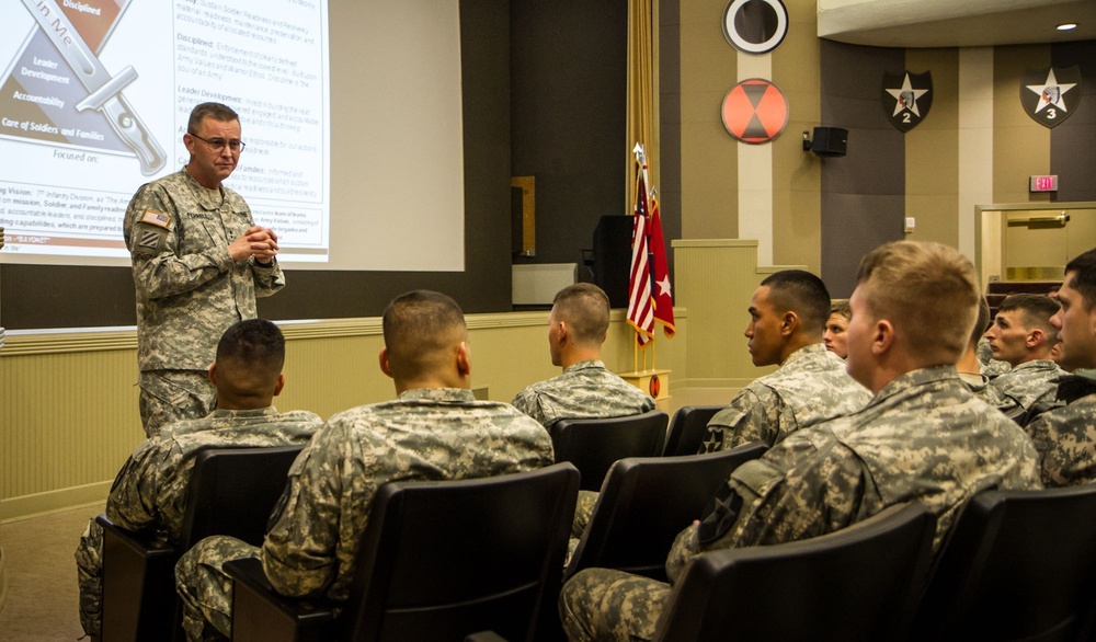 Newcomers briefing welcomes soldiers to Bayonet Division