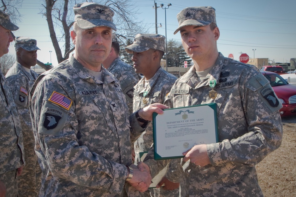Currahee artillery soldiers receive Army Commendation Medals with V device