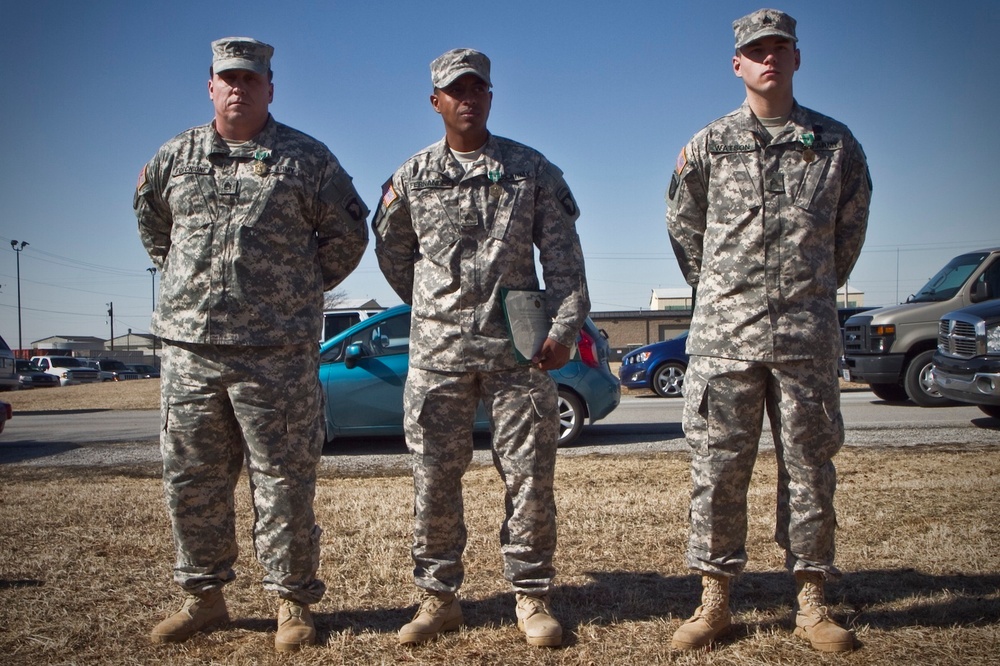 Currahee artillery soldiers receive Army Commendation Medals with V device