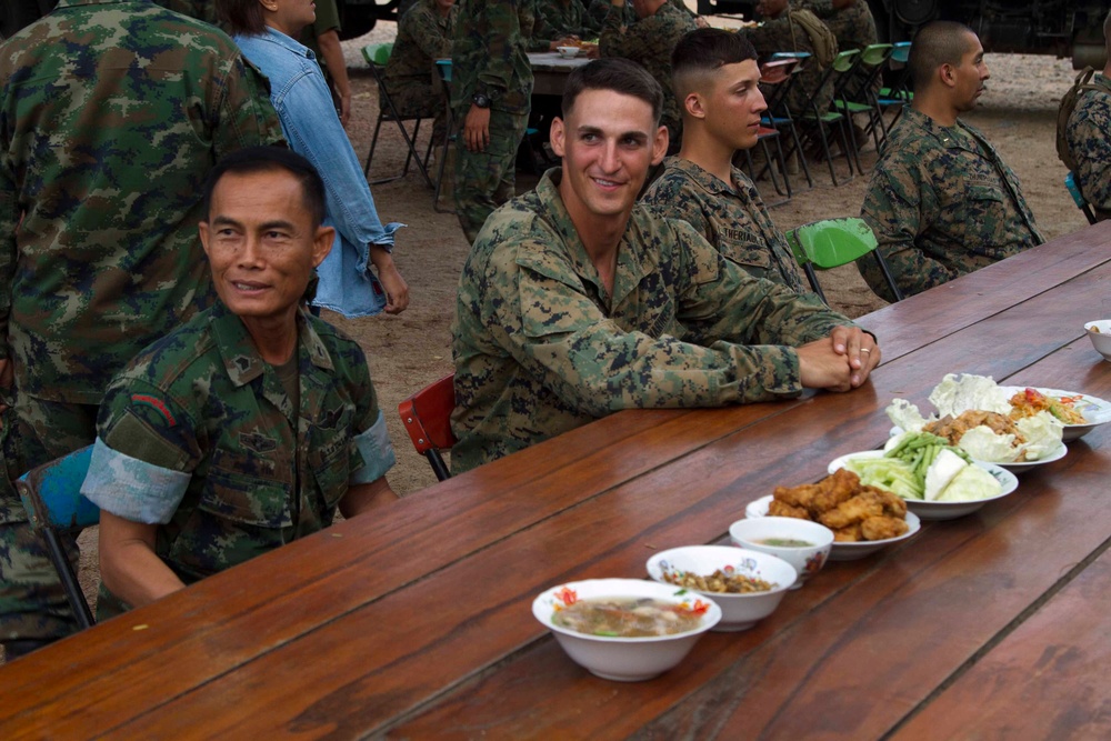 Royal Thai, U.S. Marines break bread on sacred Buddhist temple grounds