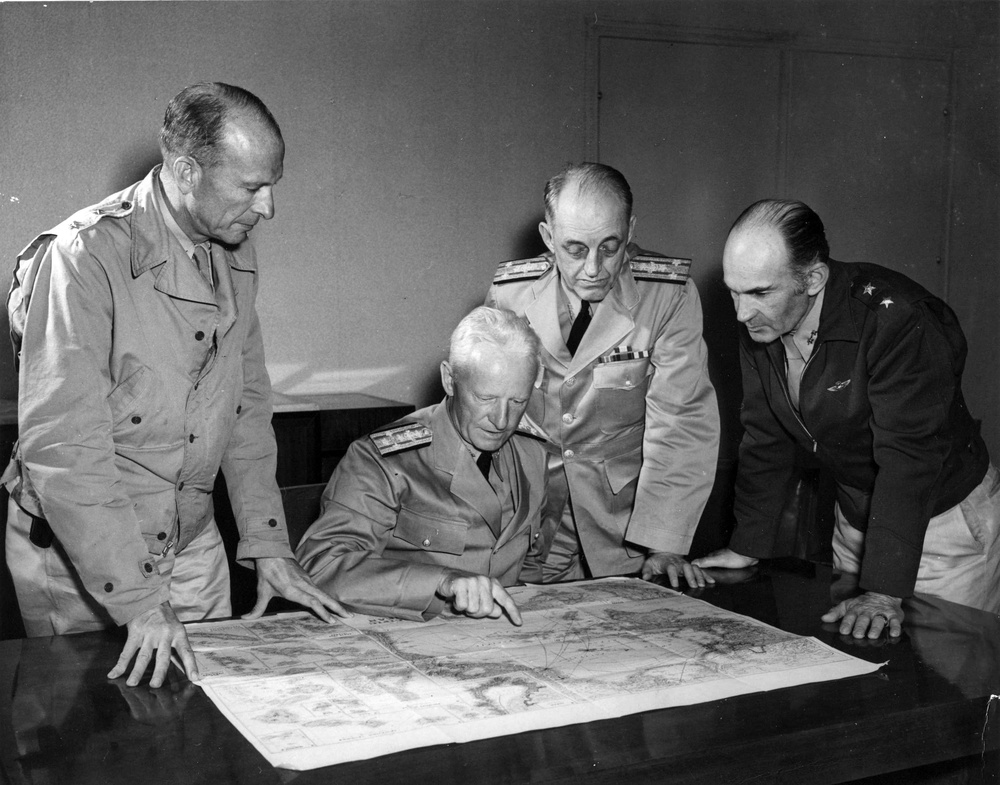 Adm. Nimitz confers with south Pacific area officers