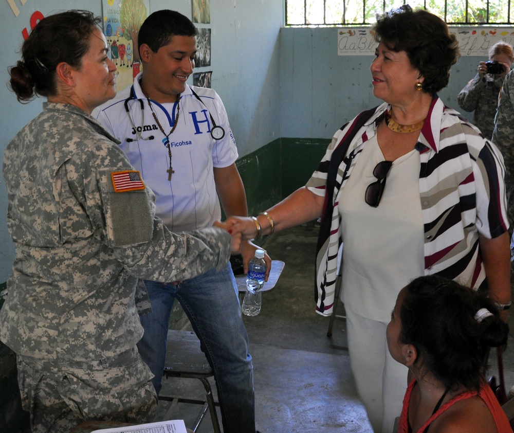 Joint Task Force-Bravo, Honduran leaders visit MEDRETE site