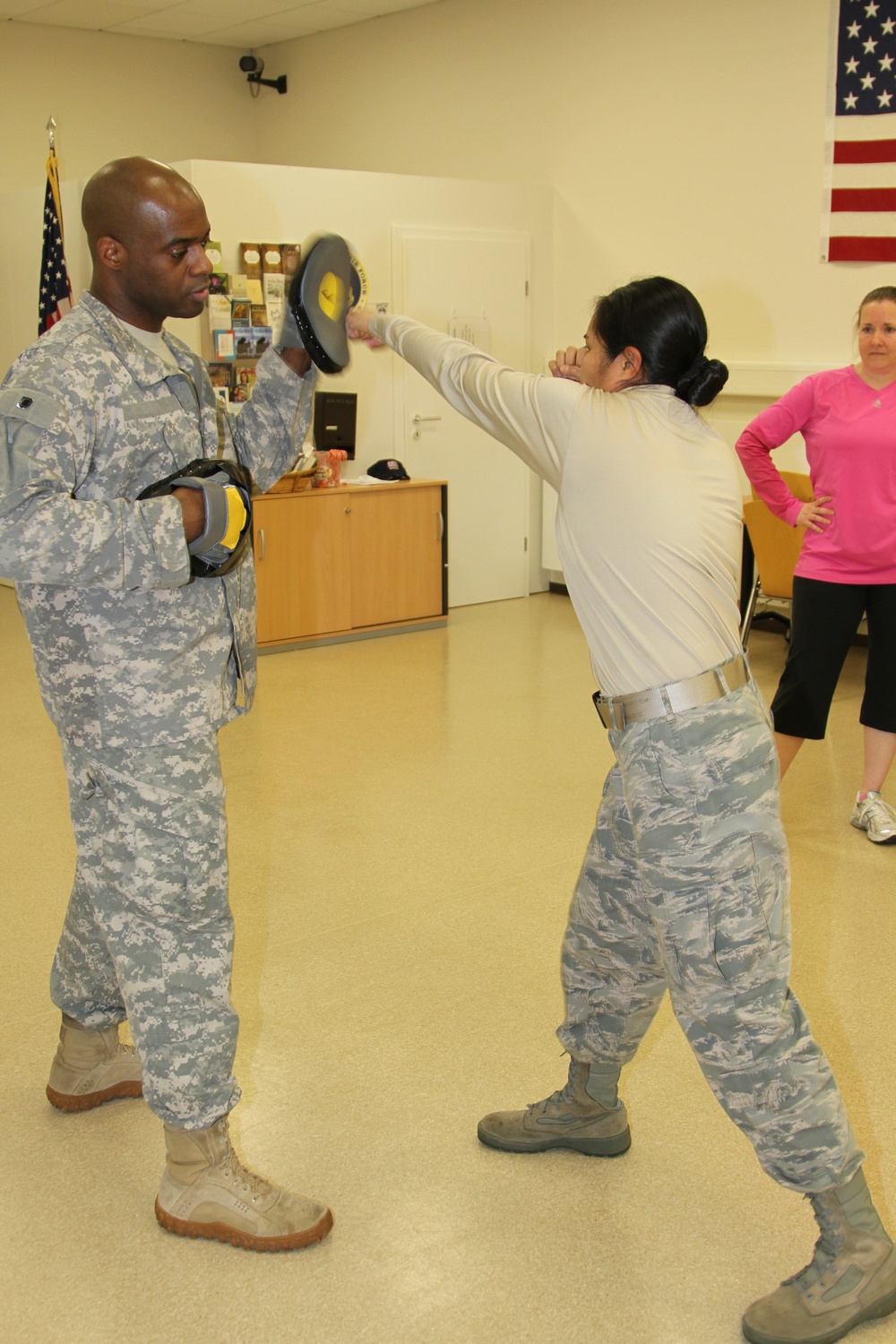 Soldiers teach airmen self defense