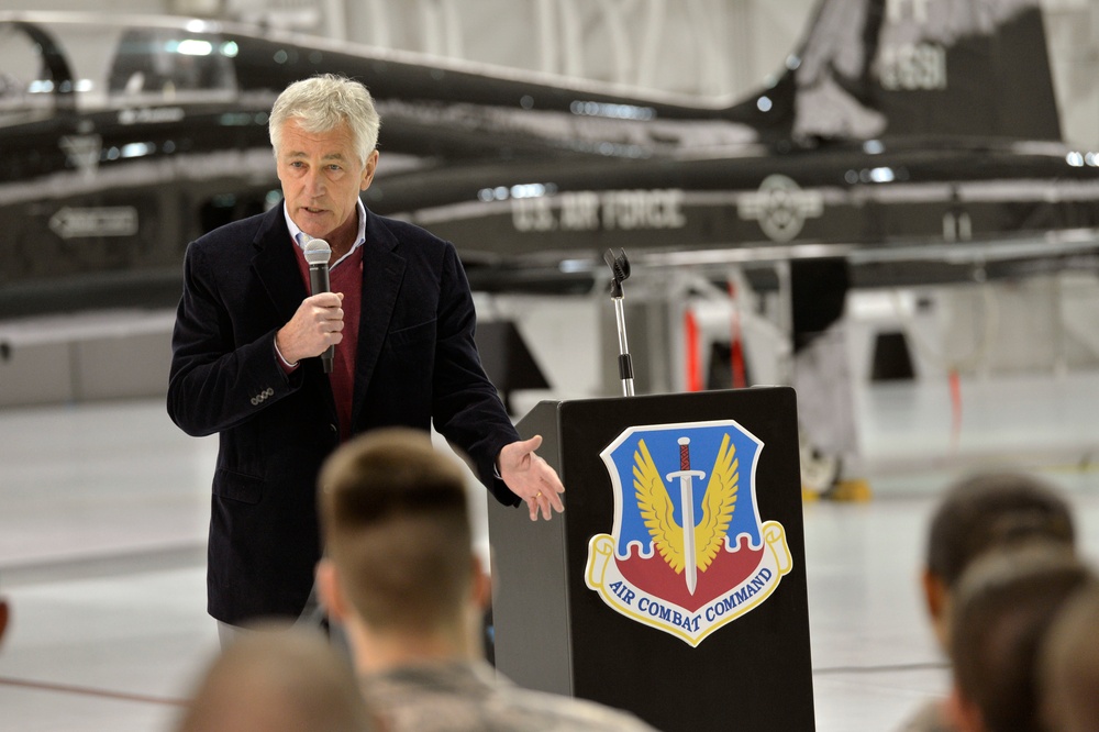 Hagel speaks to airmen