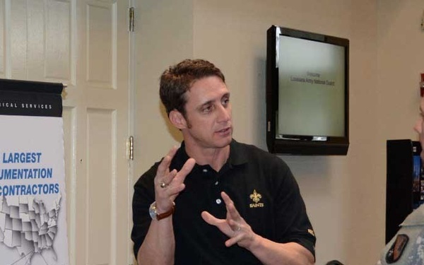 Recruiting specialist talks to Guardsman about employment opportunities