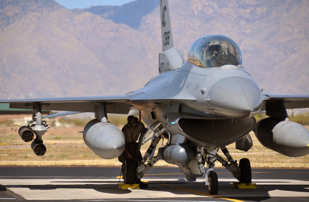 F-16D flight prep